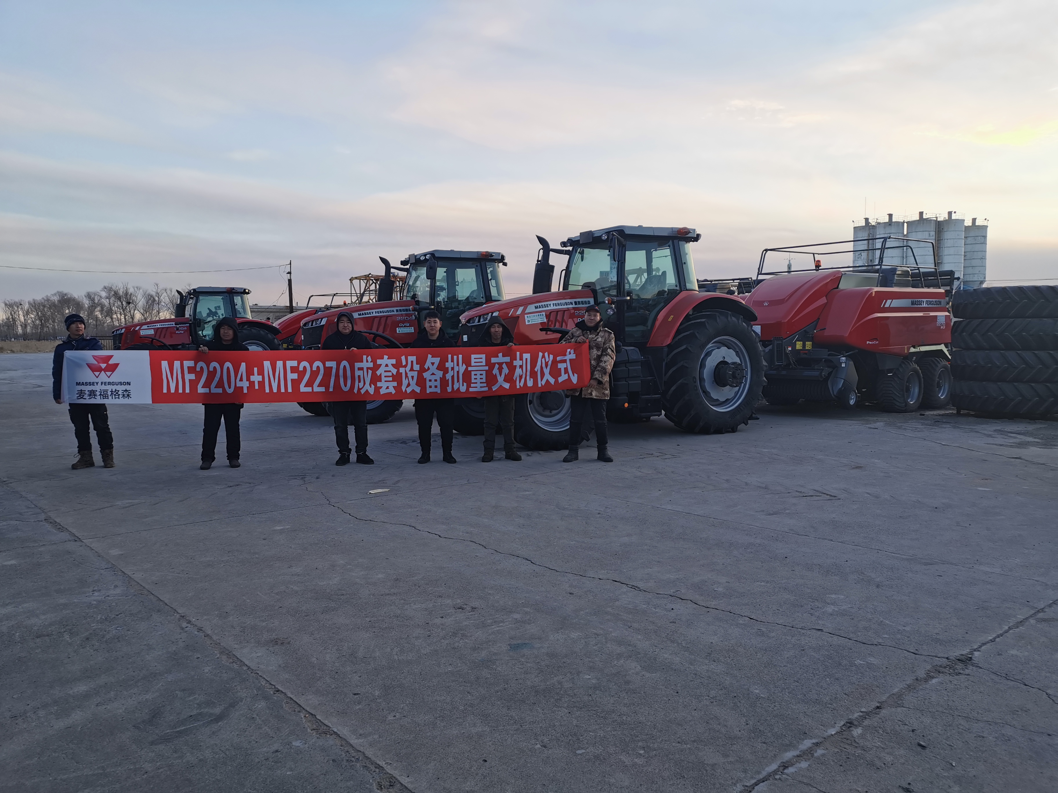 麥塞福格森拖拉機(jī)大方捆打捆機(jī)批量交機(jī)現(xiàn)場